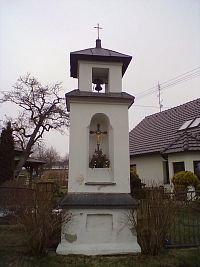 Kaplička a zvonička v Pavlově.