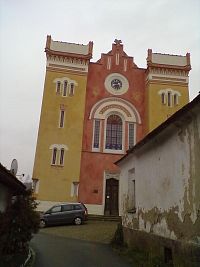 Židovská synagoga v N. Cerekvi. Budova vznikla před rokem 1855 v maurském stylu na místě menší synagogy z neznámého období.