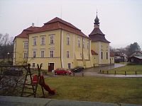 Zámek v Proseči-Obořišti, dnes domov důchodců. Roku 1757 přestavěn z původní tvrze na barokní zámek.
