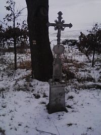 13. Křížek v lese na turistické trase.