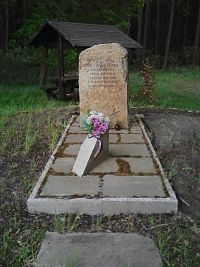 14. pomníček hrdinům z války na místě bývalé Rerychovy hájovny - malá odbočka z trasy.