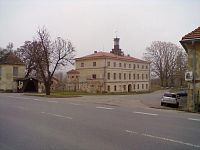 7. Nejhonosnější stavba po cestě - klasicistní zámek v Čížkově z roku 1785.