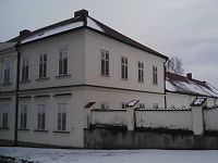8. Libkova Voda. Klasicistní zámek postaven pravděpodobně v období od prvé čtvrtiny do konce 18. století. V r. 1841 zde pobýval Bedřich Smetana.