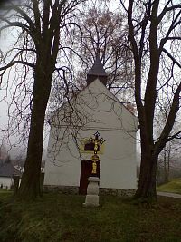 8. Kaplička Nejsvětější trojice v Dobré Vodě u Pacova, postavená v roce 1885 na místě původní dřevěné zvonice. Zvon ve věžičce nese letopočet 1776.
