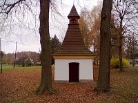4. Pěkně opravenou kapličku sv. Anny v Leskovicích jsme si nemohli nechat ujít. První písemná zmínka o existenci vsi je z roku 1379.