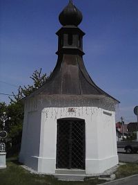 31. Památkově chráněná šestiboká kaple Korunování Panny Marie z roku 1884 v Proseči.