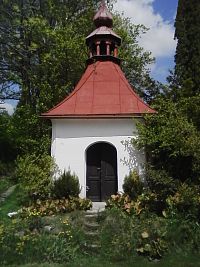 26. Kaplička se zvoničkou v Bezděčíně.