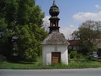 38. Kaplička se zvoničkou v Kladrubech u Dolních Hořic.