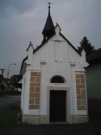 12. Kaplička se zvoničkou v Pohnánci.