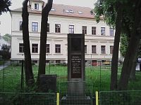 6. Památník obětem války před bývalou školou v Dolních Hořicích.