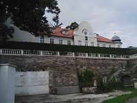 17. Pozdně barokní jednopatrový zámek v Radvanově, radikálně přestavěn roku 1919. Za této přestavby dostal  současný vzhled s výraznými válcovými rohovými arkýři a štíty
