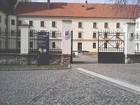 39. Zámek v Pacově, původně hrad, poté zámek, přestavěný karmelitány v barokní klášter. Po zrušení kláštera opět přestavěn v  zámek