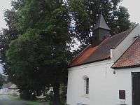 15. Kaplička Nejsvětější trojice v Dobré Vodě, postavená v roce 1885 na místě původní dřevěné zvonice.