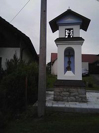 33. Zděná zvonička v Nemojově.