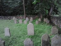 35. Židovský hřbitov u Pavlova.  Zřejmě již v 17. století vznikla židovská modlitebna, a na přelomu 18. a 19. století tento židovský hřbitov.