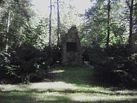 12. V parku Antonína Sovy byl roku 1934 vztyčen kamenný pomník. V něm je uložena urna s básníkovým popelem. Nápis na desce zní „Kruh se uzavírá“.