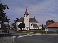 33. Jednolodní farní kostel sv. Václava v Lukavci byl postaven v l. 1774–81 na místě starší kaple. Po požáru r. 1865 opraven pseudoslohově.