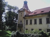 37. Zámek v Lukavci. Původně vodní tvrz, sídlo pánů z Lukavce, připomínané po r. 1360. V 16. stol. přestavěna na pozdně gotický a renesanční zámek.
