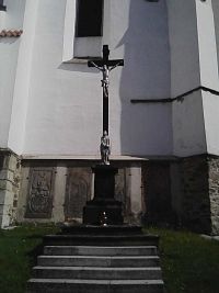 6. Kříž před kostelem.