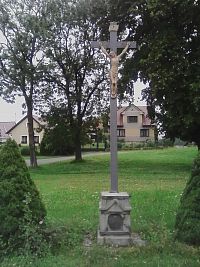 18. Kříž na návsi ve Vodici.