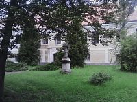 22. Vodice. Barokní zámek byl postaven na místě starší tvrze roku 1638.
