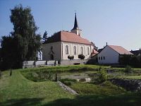 6. Kostel svatých Petra a Pavla v Hartvíkově z roku 1384.