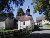 15.  Kaple s šestibokou dřevěnou zvoničkou na Cunkově.