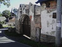 17. Usedlost č. 1 U Petráňů datovaná rokem 1904. Starší zděná komora byla postavena v roce 1818. Dvůr uzavírá klenutá brána, v horní části zdobená kapličkovou nikou.