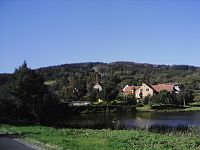 2. Pohled přes Lihovarský rybník v Jetřichovicích na Monínec.