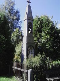 26. Kamenná zvonička v Ostrém.