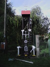 35. Nedávno vysvěcená zvonička v Hatově z roku 1970. Zvonek je zasvěcený sv. Havlovi.