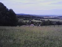45. Výhled na ohrazené pastviny v Dolním Dobřejově. ZOO Praha tu chová koně Převalského.