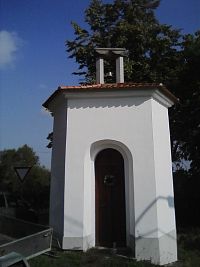22. Kaplička se zvoničkou v Křenovičkách.