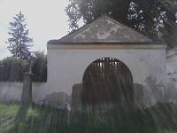 35. Boční vchod na jesenický hřbitov s křížkem.