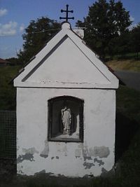49. Výklenková kaplička v Kvasejovicích u silnice na Sedlec.