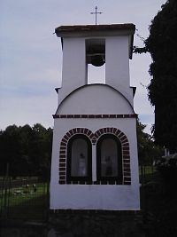 52. Výklenková kaplička se zvoničkou na okraji Kvasejovic.