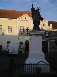 55. Socha sv. Jana Nepomuckého na náměstí v Sedlci.