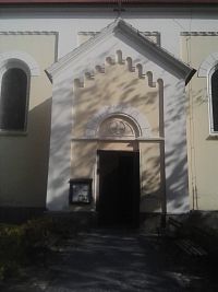 56. Boční vchod do kostela.