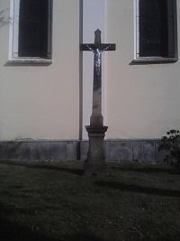 56. Kříž před kostelem.