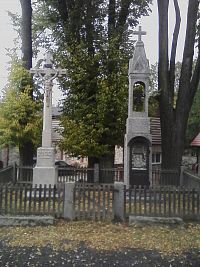38. Kamenná zvonička v Alenině Lhotě z roku 1900.