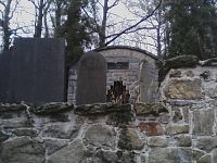 24. Pohled přes zeď na židovský hřbitov u Kosovy Hory.