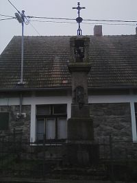 27. Kamenná zvonička ve Vysoké z roku 1874.