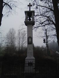 40. Kamenná zvonička v Křenovicích z roku 1889.