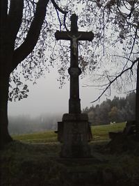 48. Kříž s datací 1881 cestou ke Křenovičkám.