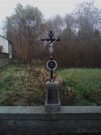 8. Křížek před hřbitovem.