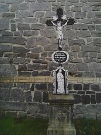 2. Křížek před kapličkou v Měšeticích.