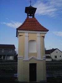 21. Zvonička se sochou sv. Jana Nepomuckého v Nedrahovicích.