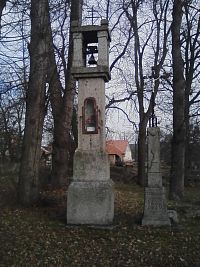 29. Kamenná zvonička s křížkem v Úklidě.