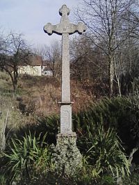 51. Kamenný kříž v Ředičkách.