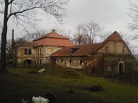 3. Barokní chátrající zámek z r. 1720 v Lidkovicích.